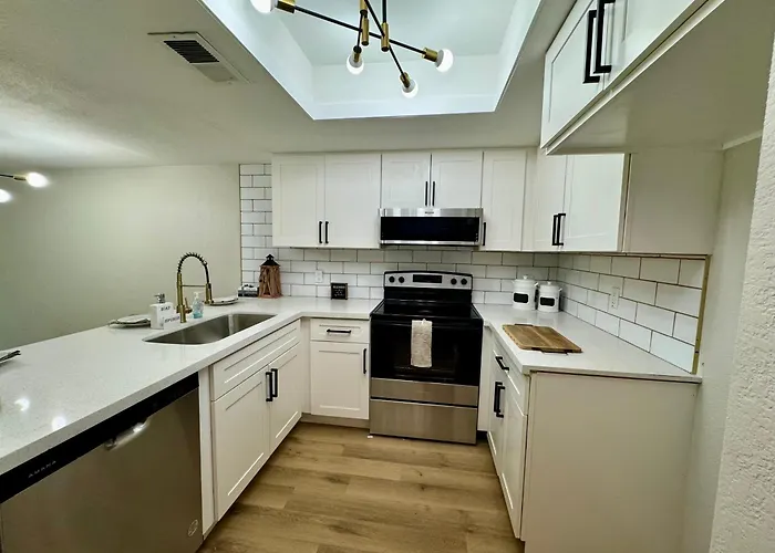 Beautifully Renovated Townhouse *