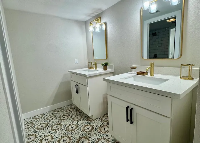 Beautifully Renovated Townhouse
