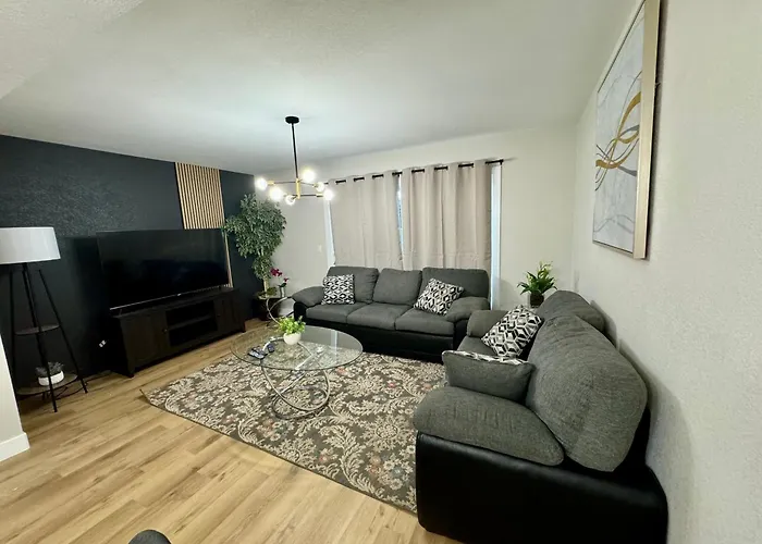 Beautifully Renovated Townhouse Apartment