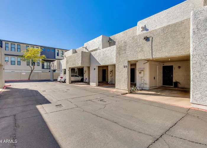 Beautifully Renovated Townhouse
