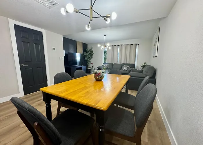 Beautifully Renovated Townhouse Apartment